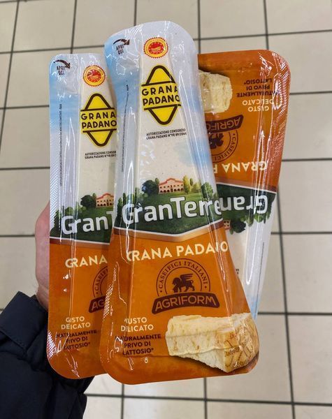 Молодой Грана Падано cheese93 фото